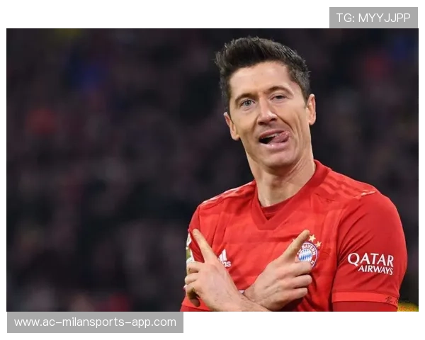 佩尼亚侧扑挡出莱万多夫斯基门前补射，力保球门不失